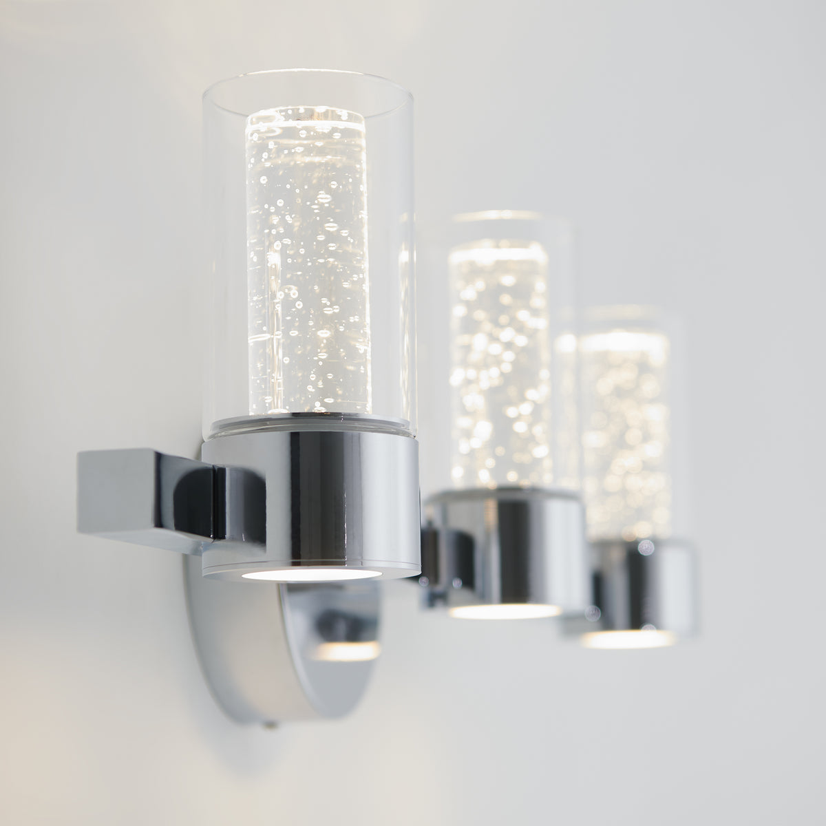 Novello 27-in (69 cm) 3-Light Modern LED Vanity Light for Bathroom